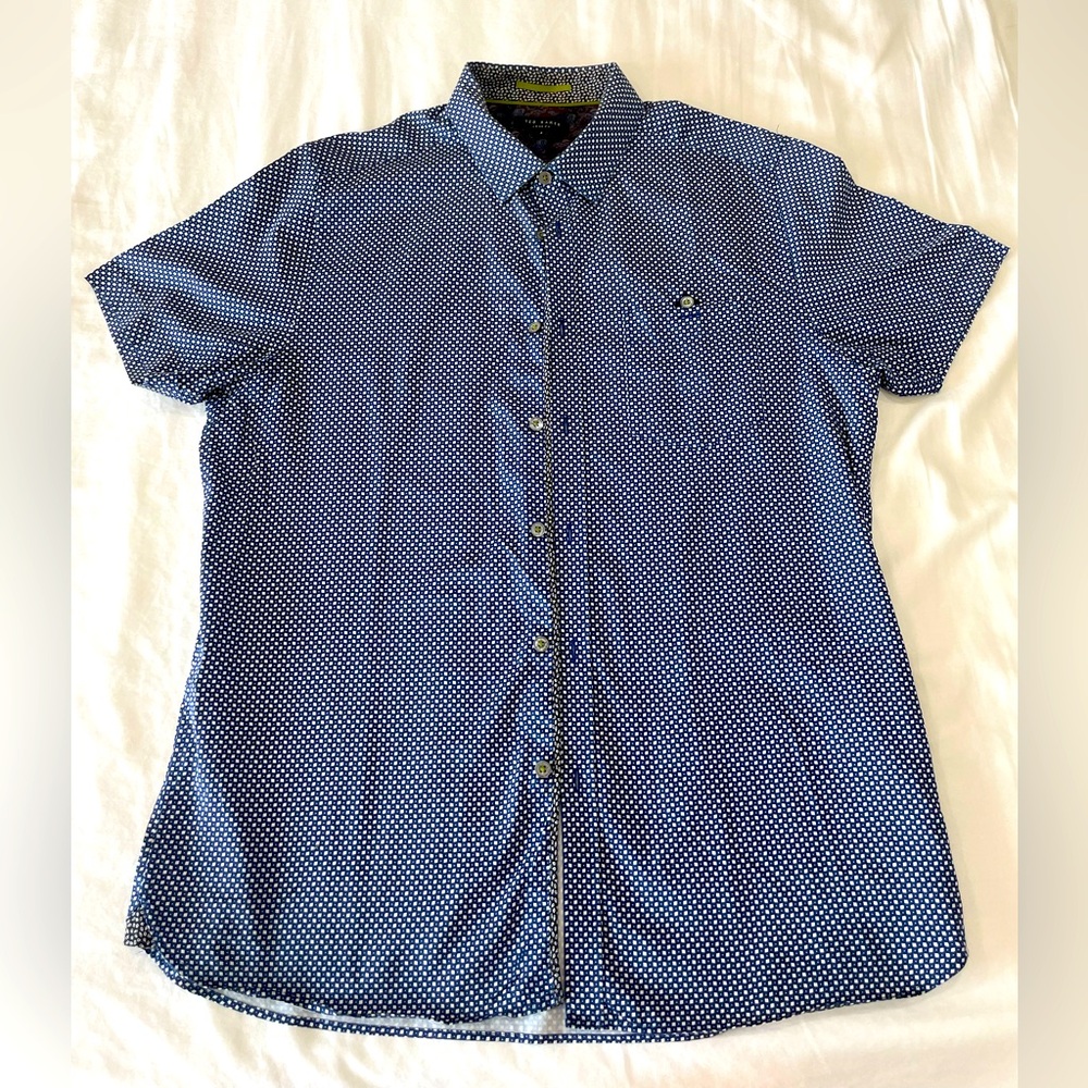 Ted Baker men’s short sleeve printed button down shirt size 4 Euro, size M US.